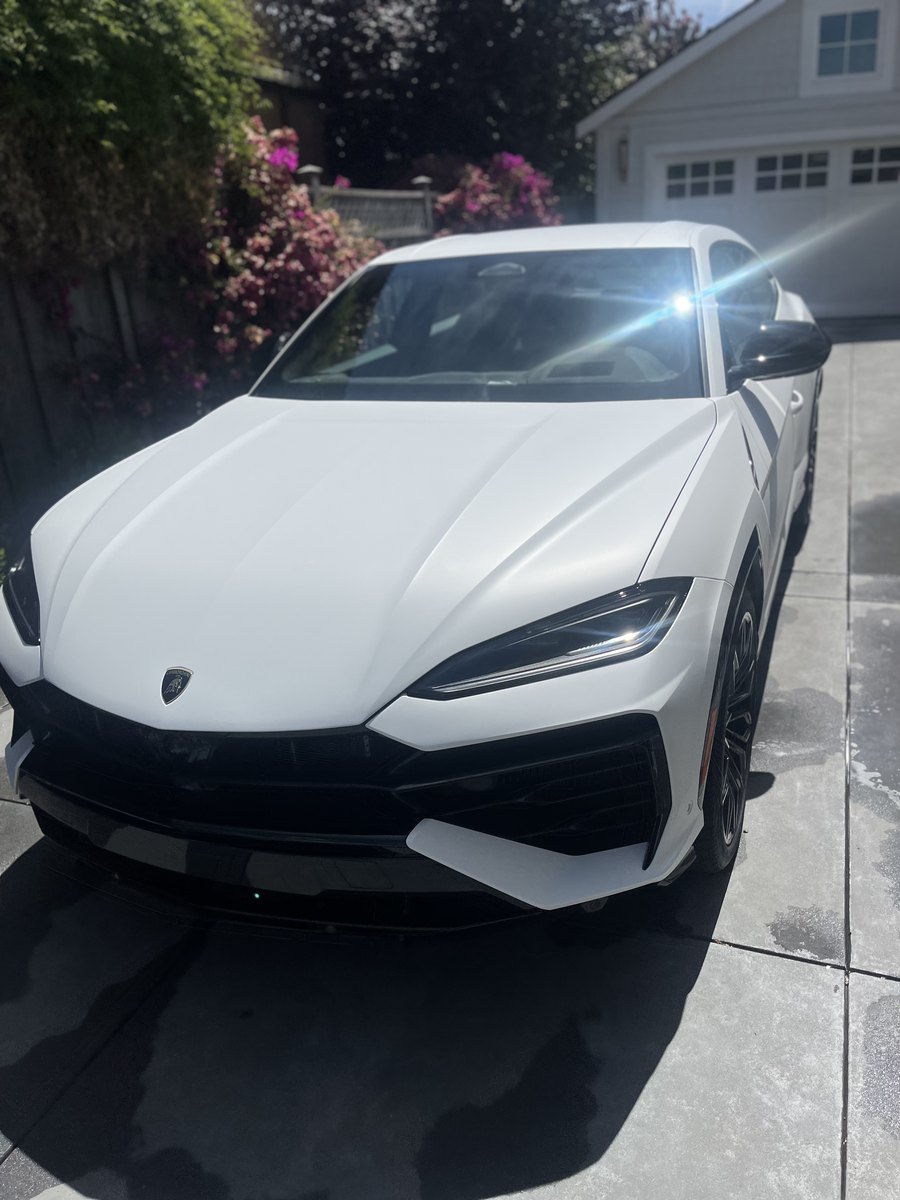 XN Standard Exterior — a white Lamborghini Urus with a mirror-gloss finish after a hand wash and paint sealant